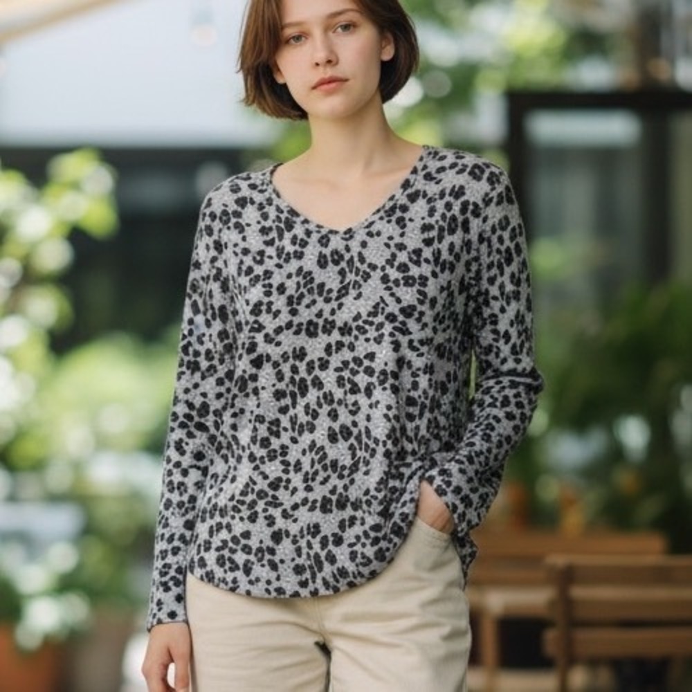 Sonoma Leopard Print Top Women Large Gray Black V-Neck Long Sleeve Knit Shirt‎